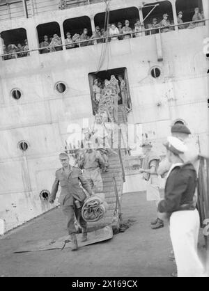 MIT DEM VILLE D'ORAN. 31. MAI 1945, HAFEN VON ALEXANDRIA. KRIEGSGEFANGENE WURDEN AUF DEM FRANZÖSISCHEN SCHIFF AUS DEUTSCHEN GEFANGENENLAGERN IN NORDITALIEN ZURÜCKGEBRACHT. Deutsche Gefangene, die aus der VILLE D'ORAN aussteigen, die von der norditalienischen Front zurückgebracht wurden, sind auf dem Weg zu Internierungslagern in Ägypten Stockfoto