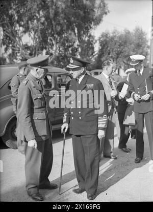 Am 14. Januar 1943 treffen sich Präsident Roosevelt und Winston Churchill in der Nähe von Casablanca mit ihren Stabschefs, um die alliierten Offensive-Feldzüge zu planen, die von den Generälen de Gaulle und Giraud sowie den britischen Admiralen Sir Dudley Pound und Sir John Dill begleitet werden. Stockfoto