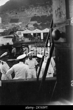 AKTION DER HM TRAWLER LADY SHIRLEY MIT DEUTSCHEM U-BOOT. SEPTEMBER 1941, AN BORD DER HMT LADY SHIRLEY, WÄHREND UND NACH DER AKTION. EIN GROSSES DEUTSCHES U-BOOT ERGAB SICH INFOLGE DER AKTION DER HMT-LADY SHIRLEY. DER TRAWLER WAR AUF PATROUILLE, ALS DAS U-BOOT AN DER OBERFLÄCHE GESICHTET WURDE. DAS U-BOOT TAUCHTE SOFORT UND DER TRAWLER GRIFF MIT TIEFENLADUNGEN AN. DIESE ZWANGEN DAS U-BOOT AN DIE OBERFLÄCHE UND SIE WURDE SOFORT VON DEN 4'-KANONEN UND MASCHINENGEWEHREN VON LADY SHIRLEY VERWICKELT. NACHDEM SIE VON MEHREREN 4' GRANATEN GETROFFEN WORDEN WAREN, ERGAB SICH DIE CREW DES U-BOOTES. DAS U-BOOT SANK. LADY SHIRLEY ERREICHTE GIBRALTAR MIT 44 Stockfoto