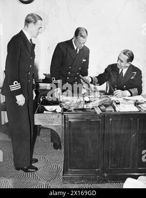 DER OBERBEFEHLSHABER, DER WESTEN NÄHERT SICH, ADMIRAL SIR MAX K HORTON, KCB, DSO. 21. JULI 1943, DERBY HOUSE. Admiral Sir Max K Horton in seinem Büro mit Blick auf den Operationssaal Stockfoto