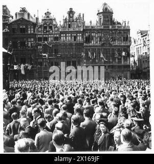 FRIEDENSFEIERN IN BRÜSSEL - Menschenmassen versammelten sich im Grande Place, um der amerikanischen Band British Army, 21st Army Group zu lauschen Stockfoto