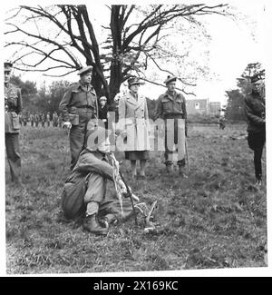 BESUCH DER PRINZESSIN ROYAL IN Einem BATAILLON DES FLACHLANDREGIMENTS - HRH beobachtet Anweisungen in der Entwaffnung eines Wächters, britische Armee Stockfoto