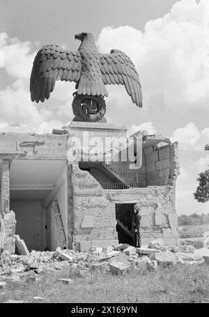 Eine beschädigte Tribüne auf der ehemaligen NS-Kundgebungsstelle in Nürnberg zeigt einen großen Nazi-Adler und Hakenkreuz unter alliierter Besatzung. Stockfoto