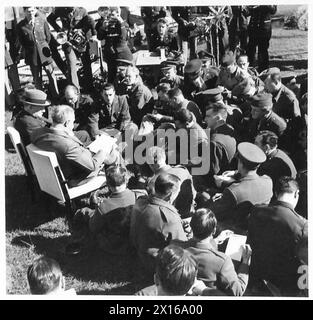 Präsident Franklin D. Roosevelt und Premierminister Winston Churchill treffen sich in Nordafrika und geben Erklärungen vor Kriegskorrespondenten ab, die am Ende der Konferenzen während des Zweiten Weltkriegs stattfanden Stockfoto