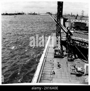 FOTOS VON VORGEFERTIGTEM HAFEN USW. - LST Pierhead mit Ramp and Special Fenders British Army, 21st Army Group Stockfoto