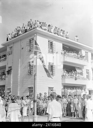 DER FERNE OSTEN: SINGAPUR, MALAYA UND HONGKONG 1939-1945 – Befreiung und Repatriierung August bis September 1945: Die Union Jack wird im Stanley Civil Interniment Camp in Hongkong aufgezogen, beobachtet von den Internierten Stockfoto