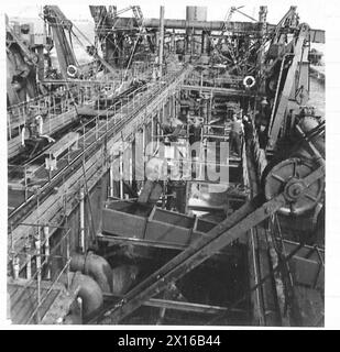 FOTOS VON VORGEFERTIGTEN ANSCHLÜSSEN USW. - Ansicht des Baggers, der Sand in Wellenbrechereinheiten pumpt, britische Armee, 21. Armeegruppe Stockfoto