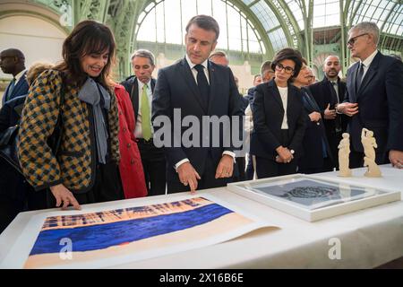 Paris, Frankreich. April 2024. @ Pool/ Gabrielle CEZARD/Maxppp, Frankreich, paris, 2024/04/15 der Präsident der Französischen Republik, Emmanuel Macron, besuchte die Baustelle des Grand Palais in Begleitung der Kulturministerin Rachida Dati, um die 100 Tage vor den Olympischen und Paralympischen Spielen zu feiern. Einige Disziplinen, wie z. B. Fechten, werden in Innenräumen stattfinden. Paris, 15.04.2024. *** Lokaler Titel *** Credit: MAXPPP/Alamy Live News Stockfoto