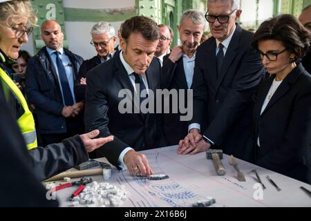 Paris, Frankreich. April 2024. @ Pool/ Gabrielle CEZARD/Maxppp, Frankreich, paris, 2024/04/15 der Präsident der Französischen Republik, Emmanuel Macron, besuchte die Baustelle des Grand Palais in Begleitung der Kulturministerin Rachida Dati, um die 100 Tage vor den Olympischen und Paralympischen Spielen zu feiern. Einige Disziplinen, wie z. B. Fechten, werden in Innenräumen stattfinden. Paris, 15.04.2024. *** Lokaler Titel *** Credit: MAXPPP/Alamy Live News Stockfoto