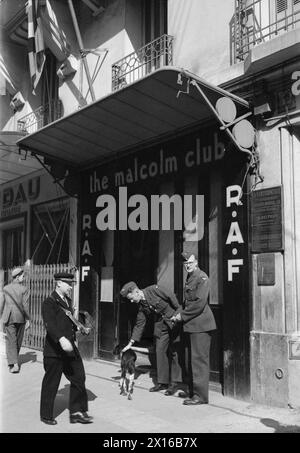 KÖNIGLICHE LUFTWAFFE IN NORDAFRIKA, 1944-1945. - Der Eingang zum ersten Malcolm Club, eröffnet am 25. Juni 1943 in Algier. Zu dieser Zeit waren weitere sechs Malcolm-Clubs aktiv, in Rabat-Sale in Marokko, in Italien in Bari, San Severo, Foggia und Neapel sowie bei der Desert Air Force an der Adriaküste Stockfoto