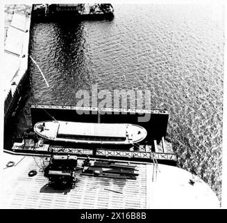 SCHWIMMENDES TROCKENDOCK BEI GARELOCHHEAD 75-TONNEN-FEUERZEUG IM DOCK - General von Kränen zeigt zwei Kompressoren der British Army Stockfoto