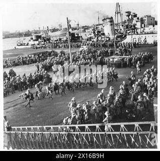 Soldaten der Polnischen Unabhängigen Karpaten-Brigade warten am Kai in Alexandria, um an Bord der Zerstörer der Royal Navy, einschließlich der HMS Kingston (G64), zu gehen, bevor sie vom 19. Bis 28. August 1941 nach Tobruk übergehen. Fotoaufnahme, polnische Armee, Royal Navy. Stockfoto
