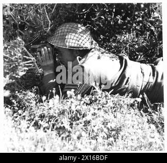 ITALIEN : FÜNFTE ARMEE : ANZIO BRÜCKENKOPF - Sgt. H. Dixon aus Slough, Bucks, Beobachtungen der Ergebnisse der britischen Feuerwehr Stockfoto