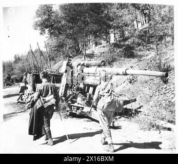 ITALIEN : DER VORMARSCH DER ACHTEN ARMEE NACH NORDEN – italienische Soldaten, die zu ihren Häusern gehen, passieren eine deutsche 88-mm-Kanone in der Nähe von Sala Consilina British Army Stockfoto