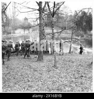 KRIEGSKORRESPONDENTEN BESUCHEN DAS ÖSTLICHE KOMMANDO - Eine Kapok-Brücke-Demonstration. Die Brücke wird von der britischen Armee gestartet Stockfoto