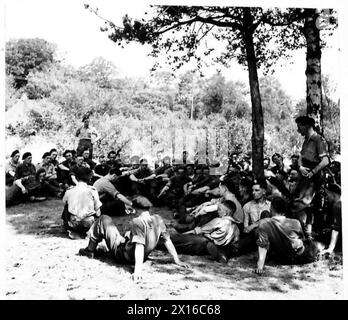 Eine SPEZIALDIENSTBRIGADE BEREITET SICH AUF DIE AKTION VOR - Brigade H.Q. Mitarbeiter anderer Reihen erhalten ihre Anweisungen von einem Brigade-Geheimdienstoffizier [sitzt im Zentrum, ohne Kappe] der britischen Armee Stockfoto