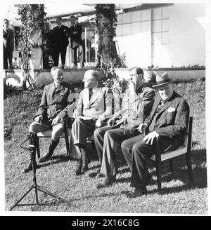 Auf der Casablanca-Konferenz am 24. Januar 1943 nahmen General Henri Giraud, Präsident Franklin D. Roosevelt, General Charles de Gaulle und Premierminister Winston Churchill an einer Pressekonferenz in der Villa dar es Saada in Casablanca teil, um die Strategie der Alliierten während des Zweiten Weltkriegs zu erörtern Stockfoto