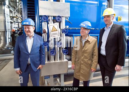 Umweltsenator Jens Kerstan, SRH-Geschäftsführer Prof. Dr. Rüdiger Siechau und Michael Prinz, Geschäftsführer der Hamburger Energiewerke GmbH 20240415ad184 bundesweit einzigartiges Wärmeprojekt der Stadtreinigung Hamburg SRH an der Müllverwertungsanlage Borsigstraße MVB ist nun vollständig in Betrieb. Ausgekoppelte Wärme gelangt über das Leitungsnetz als klimafreundliche Fernwärme Dekarbonisierung Klimaneutralität Wärmewende Energieversorgung Effizienzsteigerung Abfälle Deutscher Erneuerbare-Energien-Preis 2021 Wärmepumpe Hamburg Deutschland *** Umweltsenator Jens Kerstan, SRH Managing dir Stockfoto