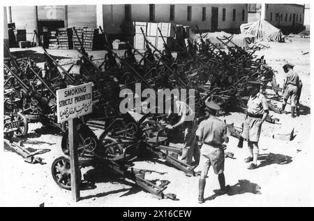 GEFANGENER ITALIENISCHER WAFFEN UND AUSRÜSTUNG - Ein Lager mit Flugabwehrkanonen, Munition und anderer Ausrüstung, britische Armee Stockfoto