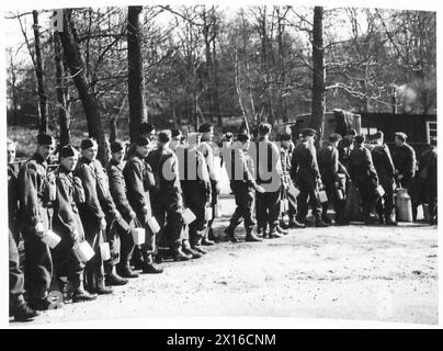Kanadische Truppen in England werden während der Trainingsübungen der britischen Armee mittags Rationen serviert. Stockfoto