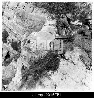 LIFE AT COASTAL DEFENSE BATTERIES - Cliff Scaling ist Teil des Lehrplans einer der Batterien und trägt dazu bei, die Männer in einem perfekten Zustand der körperlichen Fitness zu halten. Verschiedene Waffen werden von den Männern während der Climb British Army getragen Stockfoto