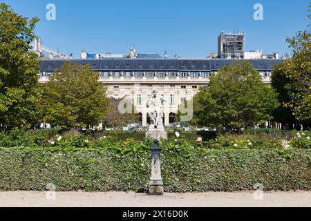 Paris, Frankreich – 21. September 2020: Die Statue des Bildhauers Martial Adolphe Thabard, genannt Schlangencharmer, wurde 1875 in der Garde installiert Stockfoto