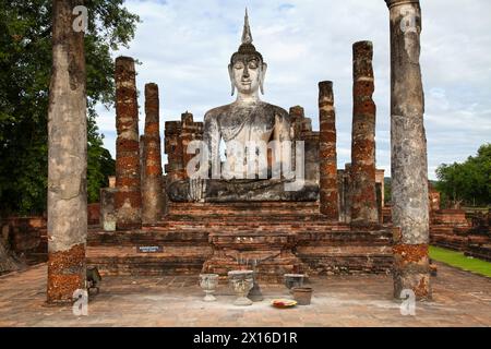 Buddhas Statue in Lotusposition im Wat Mahathat, Sukhothai. Stockfoto