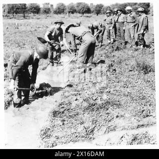 FÜNFTE ARMEE: ANZIO BRÜCKENKOPF DER KAMPF GEGEN MALARIA - ein Sumpf wird entwässert. Der Abfluss muss geradlinig und sauber sein, um zu verhindern, dass sich die britische Armee in stagnierenden Pools bildet Stockfoto