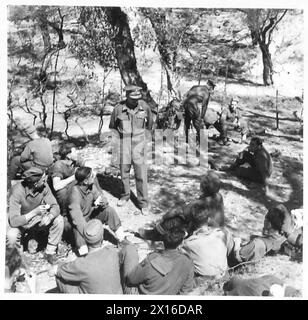 5. ARMEE: 78 DIVISION COMMANDER BEI ARBEIT - Major General Keightley spricht mit Männern der Division H.Q. bei ihrem Mittagessen, British Army Stockfoto