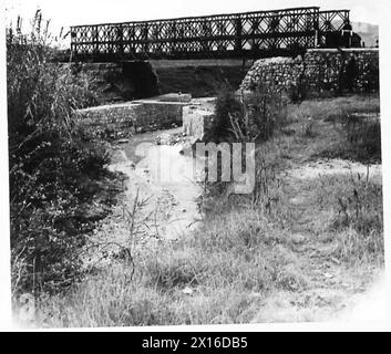 ITALIEN: HERBSTFLUTEN VERURSACHEN STRASSENSCHÄDEN - Route 6 bei Cassino, Km145 M.R. G.903179. Blick von stromaufwärts der Auswaschanlage an der Stelle des improvisierten Durchflugs von 6' x 6'. Die gezeigten Piers sind für die neuen Düker der British Army Stockfoto