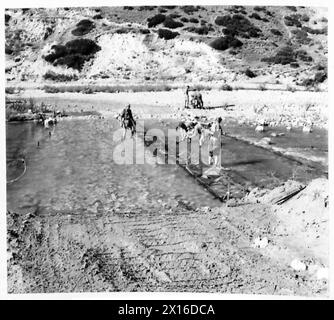 INDIANER KÄMPFEN IN ITALIEN - Royal Engineers bauen eine furt über einen Fluss, damit indische Truppen die britische Armee überqueren können Stockfoto