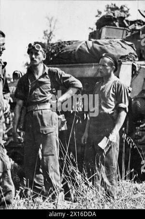 DIE POLNISCHE ARMEE IM NORMANDIE-FELDZUG, 1944 - Soldaten der 1. Polnischen Panzerdivision im Gespräch während der Schlacht der Falaise Gap Polnische Armee, polnische Streitkräfte im Westen, 1. Panzerdivision Stockfoto