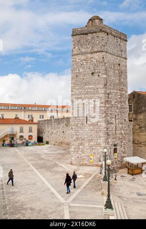 Zadar, Kroatien - 14. April 2019: Der „Kapetanova kula“ (Kapitänsturm) befindet sich auf dem Platz der fünf Brunnen in der Altstadt. Stockfoto