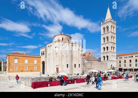 Zadar, Kroatien - 14. April 2019: Die Kirche St. Donatus zwischen dem Glockenturm der Kathedrale von Zadar und der Stup Srama (Säule der Schande). Stockfoto