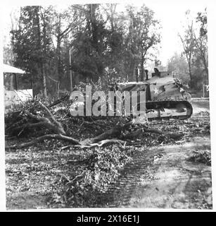 Ein Bulldozer räumt britischen Panzern und Infanterie den Weg frei, um den Fluss Orne bei Operationen in Nordwesteuropa zu überqueren. Stockfoto
