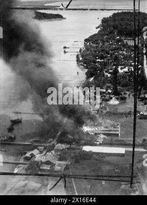 Das schräge Foto zeigt Brandfälle bei Singora, Thailand, während eines Überfalls der Consolidated Liberators of No. 231 Group, RAF, 1941–1945. Stockfoto