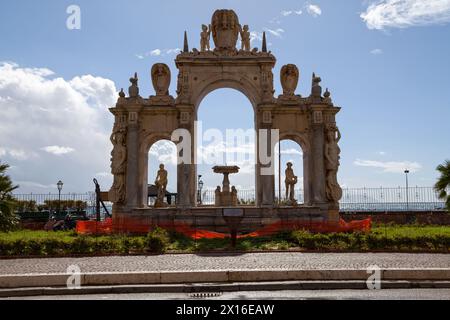 Der Fontana del Gigante oder der Riesenbrunnen ist ein monumentaler Brunnen in Neapel, der im 17. Jahrhundert von Michelangelo Naccherino und Pietro entworfen wurde Stockfoto