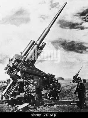 Eine 10,5 cm große Flugabwehrkanone der deutschen Streitkräfte, die während des Zweiten Weltkriegs zur Luftabwehr eingesetzt wurde. Stockfoto