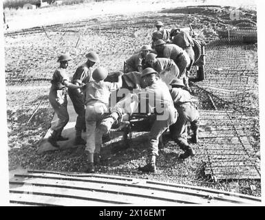 ITALIEN: DIE FÜNFTE ARMEE LANDET IN DER BUCHT VON SALERNO, SÜDLICH VON NEAPEL - Truppen, die eine Panzerabwehrkanone am Strand der Britischen Armee manövrieren Stockfoto