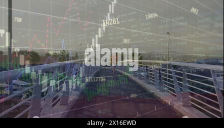 Bild der Infografik über kaukasischen jungen Mann, der auf Brücke gegen Stadtbild läuft Stockfoto