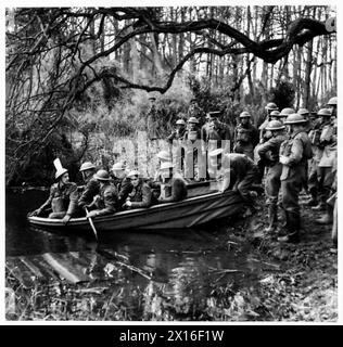 KRIEGSKORRESPONDENTEN BESUCHEN DAS ÖSTLICHE KOMMANDO - Truppen, die ein Angriffsboot starten, in dem sie einen Fluss durch die britische Armee machten Stockfoto