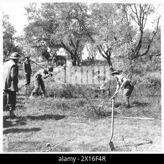 FÜNFTE ARMEE : ANZIO BRÜCKENKOPF IM KAMPF GEGEN MALARIA - Ein Trupp, Der die britische Armee abheddert Stockfoto