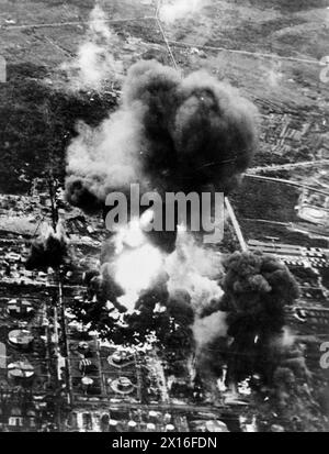 JAPANISCHE ÖLRAFFINERIEN BRENNEN WÄHREND EINES ANGRIFFS BRITISCHER FLUGZEUGE. JANUAR 1945, VON EINEM DER ANGREIFENDEN FLUGZEUGE DER HMS SIEGREICH WÄHREND DES ANGRIFFS AUF DIE JAPANISCHEN ÖLVORRÄTE IN PALEMBANG IM SÜDEN VON SUMATRA DURCH TRÄGERFLUGZEUGE DER OSTINDISCHEN FLOTTE. - Japanisches Öl steigt in dicken Rauchwolken auf, während ein Trägerflugzeug auf Palembang Raffinerien angreift Stockfoto