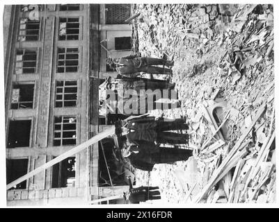 BESUCH DES PREMIERMINISTERS IM BOMBARDIERTEN LONDONER RAUM - Herr Winston Churchill inmitten der Trümmer von Bombenbauten und feuerhemmten Gebäuden Churchill, Winston Leonard Spencer Stockfoto