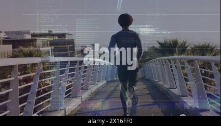 Bild der Computersprache über der Rückansicht eines afroamerikanischen Mannes, der in der Stadt auf einer Fußgängerbrücke läuft Stockfoto