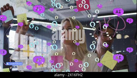 Bild von vernetzten Menschen und KI-Ikonen über verschiedenen Frauen mit einem Mann, der eine Notiz an eine Glaswand klebt Stockfoto