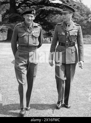 DAS LEBEN UND WERK EDWARD G MALINDINE, FOTOJOURNALIST UND OFFIZIELLER ARMEEFOTOGRAF 1906 - 1970 - Feldmarschall Montgomery mit König Georg VI. Nach einer Invasion im Hauptquartier der 21 Army Group, Holland, 15. Oktober 1944 Montgomery, Bernard Law, George VI., König, britische Armee, Army Film and Photographic Unit Stockfoto