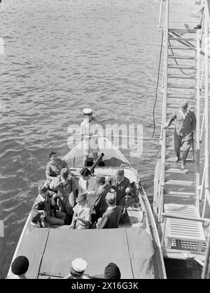 BEFREIUNG HONGKONGS. 30. AUGUST 1945 UND DANACH. SZENEN NACH DER WIEDERBESETZUNG DER KRONENKOLONIE. - Japanische Gesandte verlassen das Flaggschiff HMS UNBEZWINGBAR, in Victoria Bay, Hongkong. Sie hatten gerade Anweisungen zur Wiederbesetzung der Kronkolonie vom britischen Task Force Commander, Konteradmiral C H J Harcourt, CB, CBE, RN erhalten Stockfoto