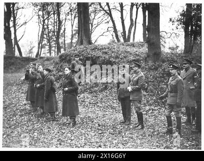 DER BESUCH DES DUKE OF GLOUCESTER IN EAST ANGLIA - H. H. beobachtet einen Scharfschützen beim Kurs der britischen Armee Stockfoto