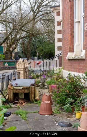 Ungepflegter Vorhof in einem Reihenhaus, Anfield Road, Liverpool Stockfoto